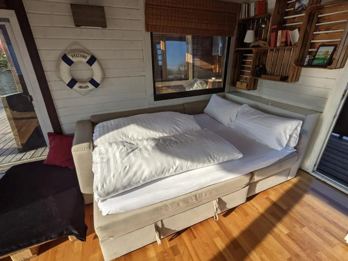 Saunainsel - Hausboot Mit Schwimmender Sauna, Hottub Und Tretboot In Berlin Hotel Botel